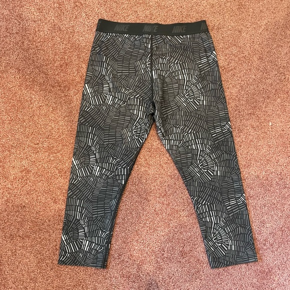 LIMITED EDITION Nike drifit 3/4 leggings - Picture 2 of 3